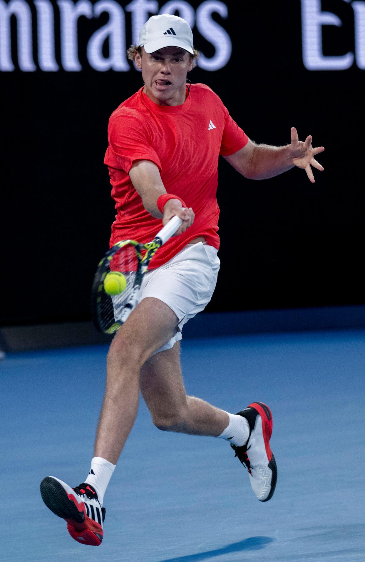 网球男单：德国选手逆转赢得冠军