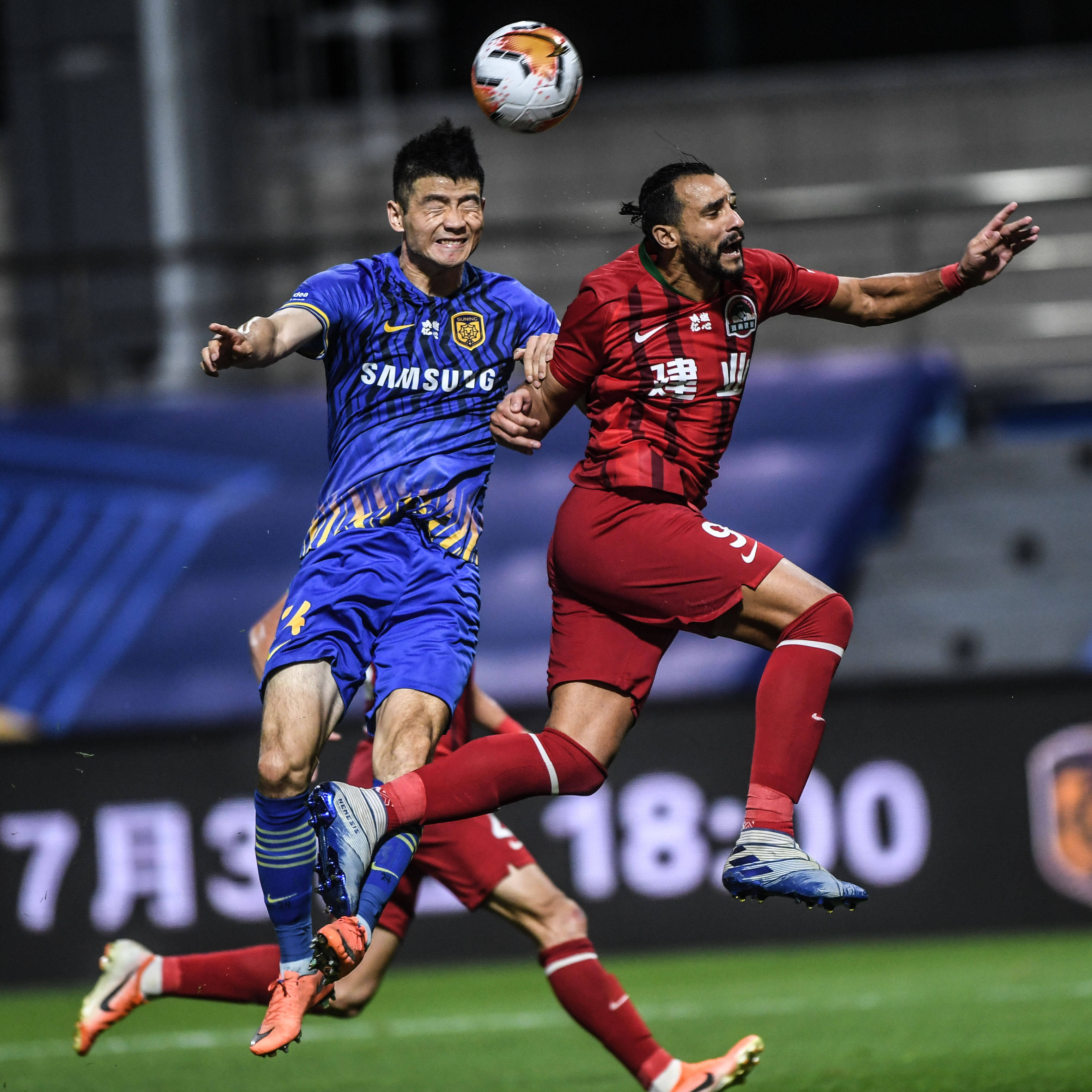 苏宁主场保持连胜,击败对手稳守榜首位置 苏宁主场保持连胜,击败对手稳守榜首位置